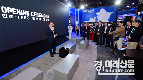 유정복 인천광역시장이 9일(현지시간) 미국 라스베가스 컨벤션센터에서 개최된 ‘CES(Consumer Electronics Show, 국제전자제품박람회) 2024’에 마련된 '인천·인천경제자유구역(IFEZ) 홍보관’에서 개막식에서 인사말을 하고 있다. <사진=인천시>