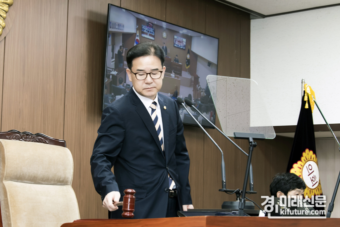 김인수 이장이 본희의 의사 진행을 하고 있다. ,사진=김포시의회>