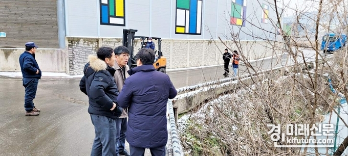 평택시의회 유승영 의장이 관리천 유해물질 유출사고 현장에서 관계자의 설명을 듣고 있다. <사진=평택시의회>