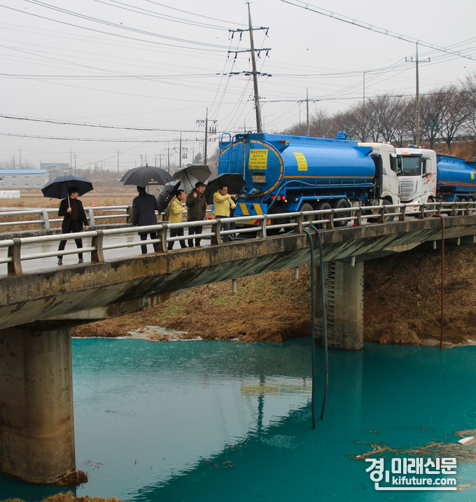 평택시 관계자들이 관리천 오염사고 지역을 둘러보고 있다. <사진=평택시>