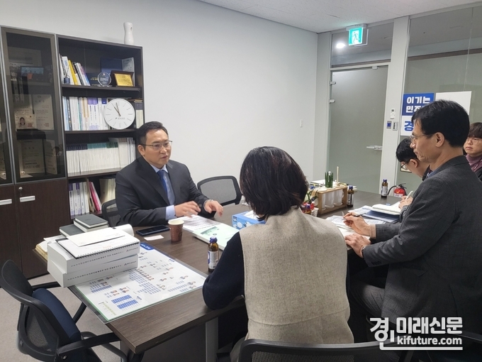 변재석 경기도의원(왼쪽)이 관계자들과 무상교복지원사업에 대해 논의하고 있다. <사진=경기도의회>