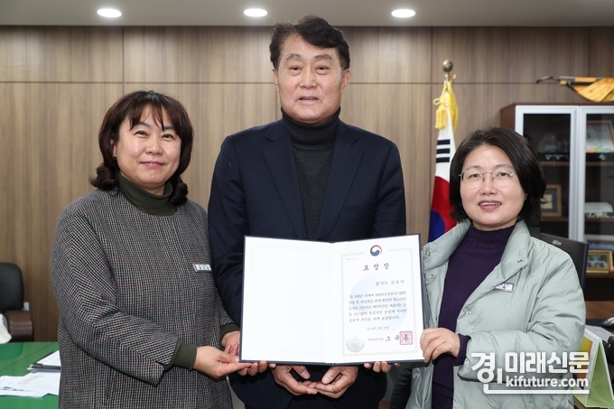 하은호 군포시장(가운데)이 군포시사회보장정보시스템 안정화 유공표창을 받고 관계자들과 기념촬영을 하고 있다. <사진=군포시>