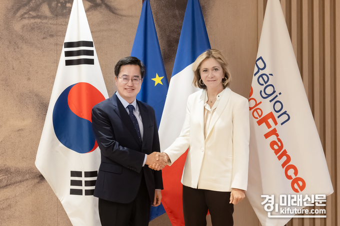 김동연 경기도지사(왼쪽)가 일드프랑스 발레리 페크레스 주지사와 반갑게 악수를 하고 있다. <사진=경기도>