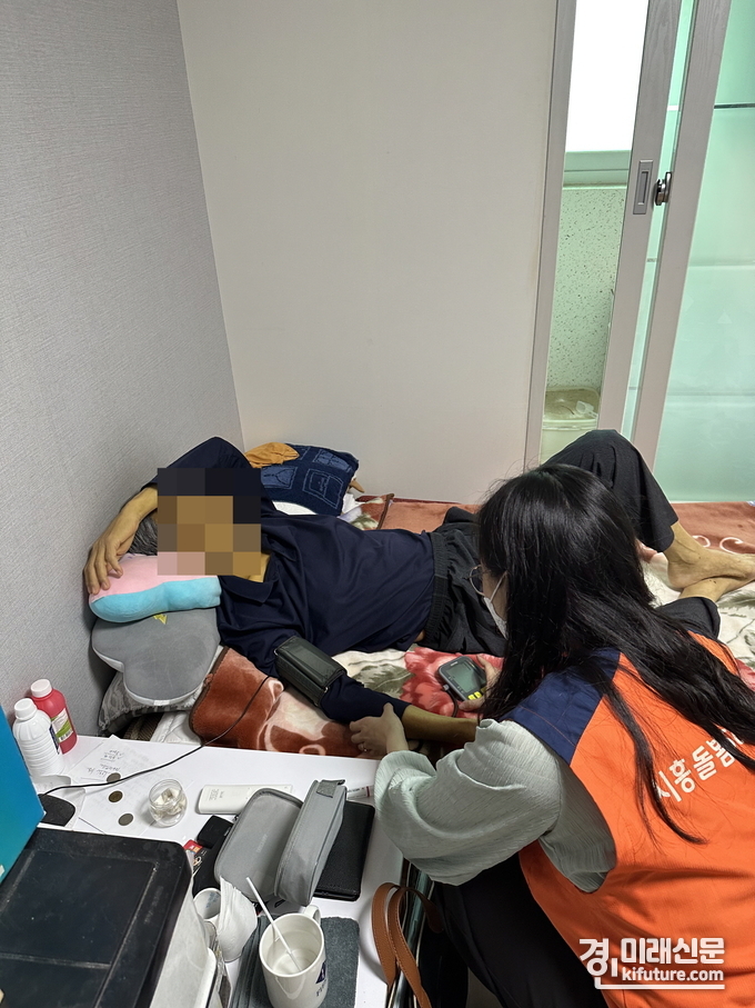 시흥시 돌봄매니저가 방문 서비스를 실시하고 있다. <사진=시흥시>