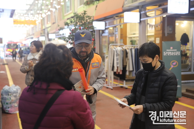 안성소방서 관계자가 화재예방 안내문을 나눠주고 있다. <사진=안성소방서> 