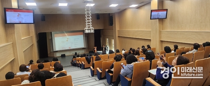 안산시가 어린이집 집단급식소 등을 대상으로 식중독 예방 특별교육을 실시하고 있다. <사진=안산시>
