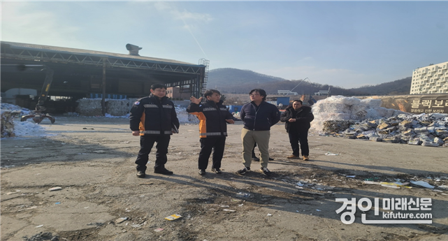 광명소방서 관계자가 태서리사이클링 관계자에게 화재안전관리를 당부하고 있다. 〈사진=광명소방서〉 