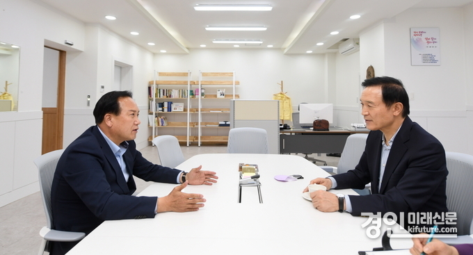 이권재 오산시장(왼쪽)과 임태희 경기도교육감이 교육정책에 대해 논의하고 있다. <사진=오산시>