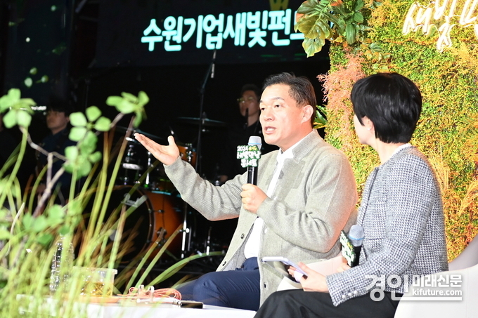 이재준 시장이 장안구·권선구 주민과 함께한 새빛만남콘서트에서 시민들의 궁금증을 풀어주고 있다. <사진=수원시>
