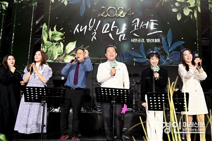 이재준 시장(오른쪽 3번째)이 팔달구·영통구 주민과 함께한 새빛만남콘서트에서 인사말을 하고 있다. <사진=수원시>
