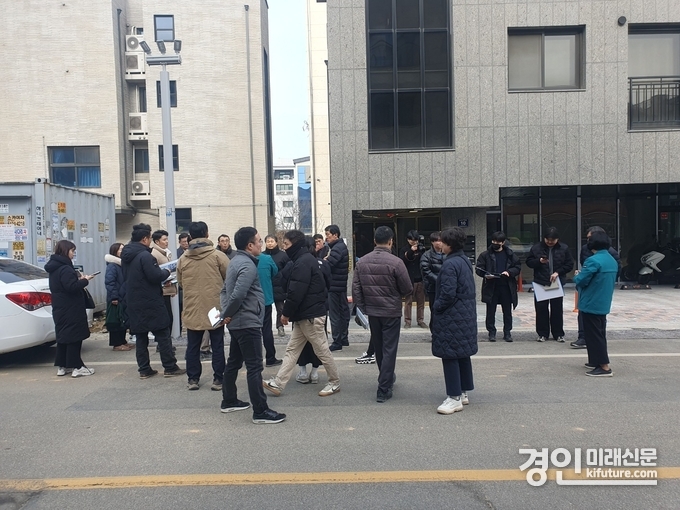 시흥시 장현공공주택지구에서 입주민, 시흥시, LH, 시흥시의원들이 설계변경에 대해 논의를 하고 있다. <사진=민경호 기자>