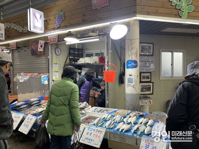 시민들이 설 명절을 앞두고 전통시장에서 장보기를 하고 있다. <사진=시흥시>