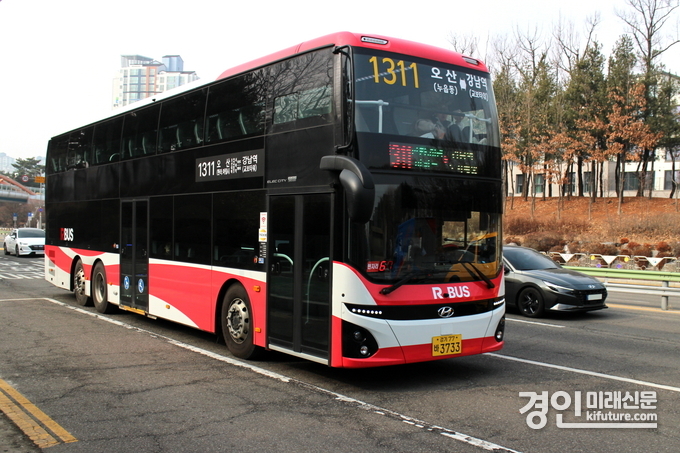 친환경 2층 전기버스 1311번이 운행하고 있다. <사진=오산시> 