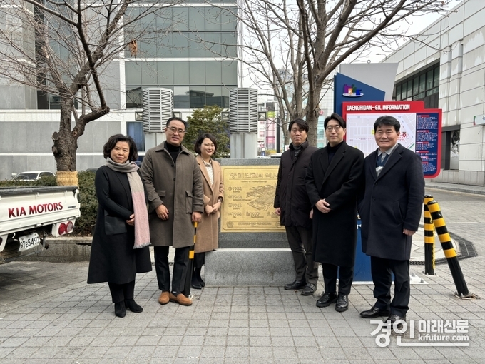 안양시의회 총무경제위원회 위원들이 '댕리단길'에서 기념촬영을 하고 있다. <사진=안양시의회>