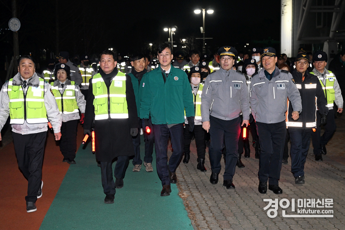 이민근 안산시장(앞줄 가운데)과 유관기관 관계자들이 야간합동 순찰 활동을 하고 있다. <사진=안산시>