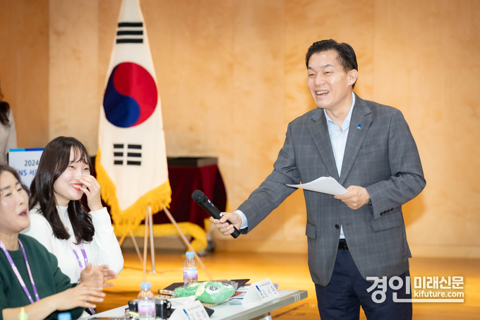 이재준 수원시장이 SNS 서포터즈와 이야기를 나누며 미소 짓고 있다. <사진=수원시>