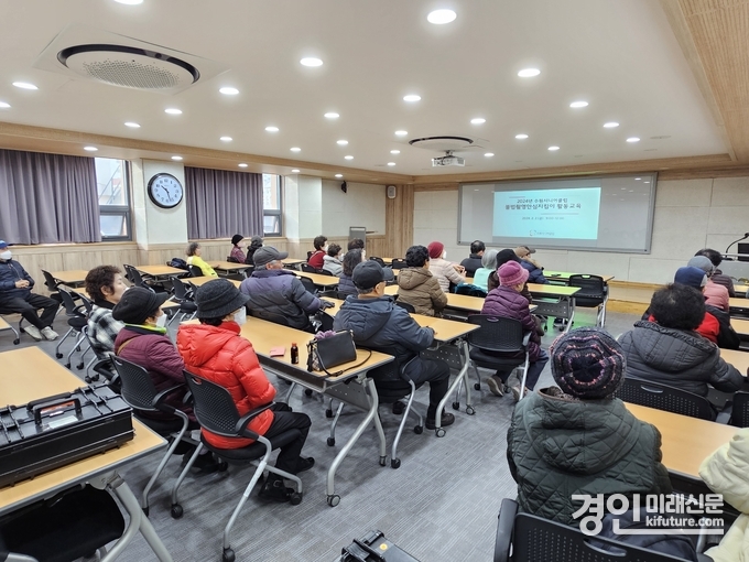 수원시가 ‘불법촬영 안심지킴이’ 사업단 참여자를 대상으로 화장실 불법촬영 기기 설치 여부 점검 교육을 실시하고 있다. <사진=수원시>