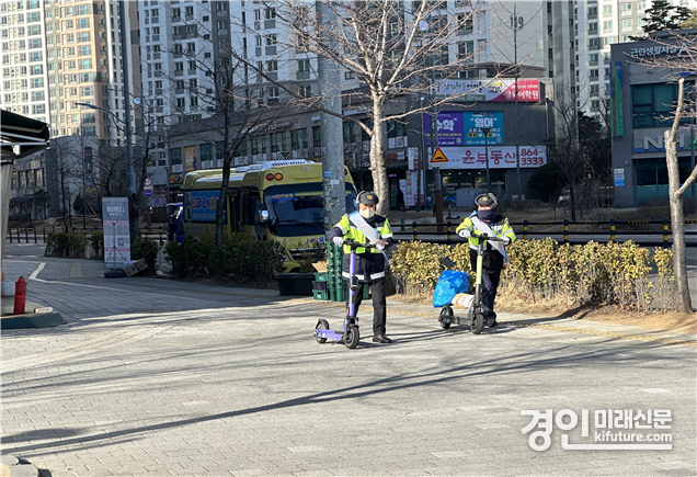 인천시 모범운전자회 서포터즈가 인하대학교 역사 주변 PM 기기를 정리하고 있다. <사진=인천시>