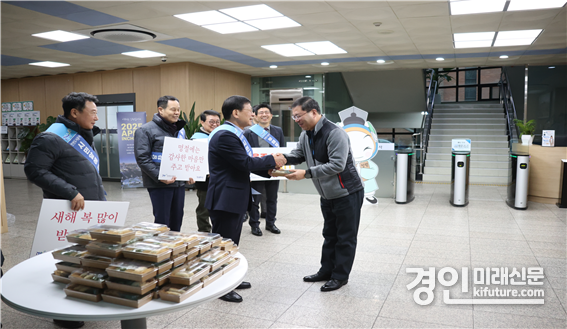 iH 조동암 사장이 김길식 마케팅처장에게 청렴 캠페인 기념 떡을 전달하고 있다. <사진=iH>
