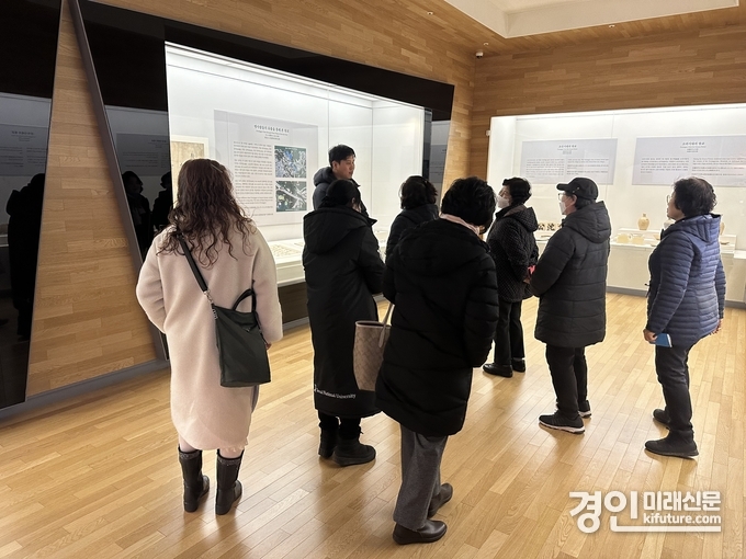 수원광교박물관이 전시 해설 교육을 하고 있다. <사진=수원시>