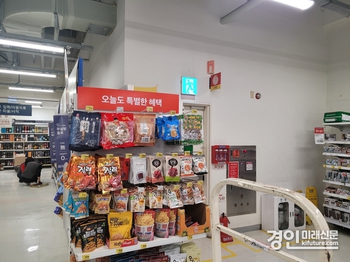 비상계단 출입문 대피통로에 진열된 상품. <사진=경기도>