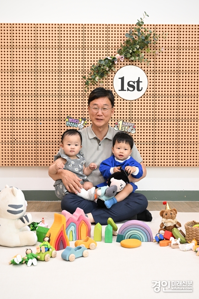 이민근 안산시장이 아이들과 함께하고 있다. <사진=안산시>