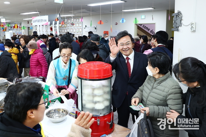 김성재 의왕시장(오른쪽 3번째)이 지난 8일 설을 맞아 사랑채 노인복지관에서 어르신들과 함께하고 있다. <사진=의왕시>