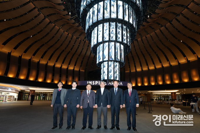 인천광역시의회 산업경제위원회가 영종 인스파이어 리조트를 방문한 가운데 기념촬영을 하고 있다. <사진=인천시의회>