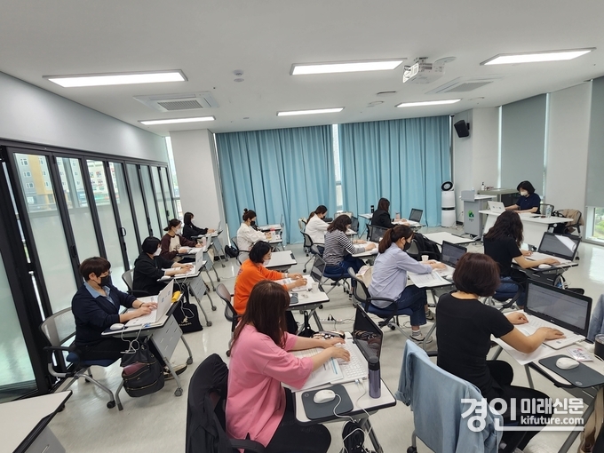 의왕시 여성새로일하기센터가 아파트 경리사무원 교육을 진행하고 있다. <사진=의왕시>