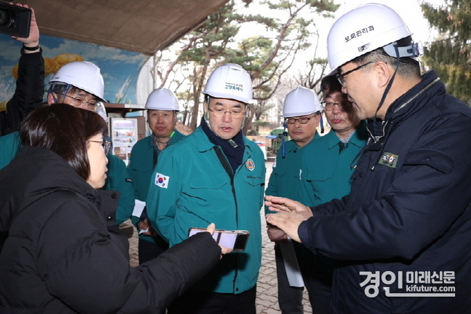 이동환 고양시장(가운데)이 호수교 보수공사 현장에서 관계자의 설명을 듣고 있다. <사진=고양시>
