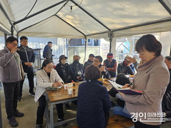 수원시 새빛민원실 베테랑팀장들이 하광교동 주민들과 이야기를 나누고 있다. <사진=수원시>