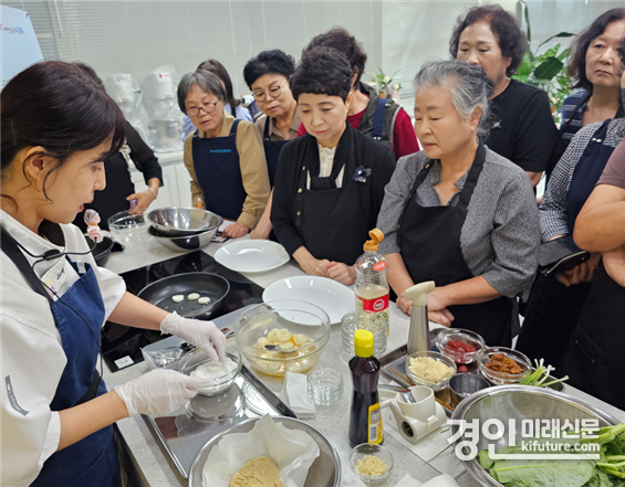 인천시 농업기술센터가 우리쌀·밀 가공식품을 활용한 교육을 실시하고 있다. <사진=인천시>