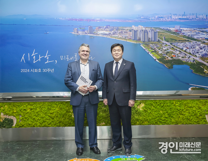 임병택 시흥시장(오른쪽)이 파나핀토 프로퍼티스 관계자와 기념촬영을 하고 있다. <사진=시흥시>