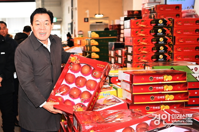 이재준 수원시장이 지난 설 명절을 앞두고 수원시 농수산물도매시장을 방문해 과일 상자를 들어보고 있다. <사진=수원시>
