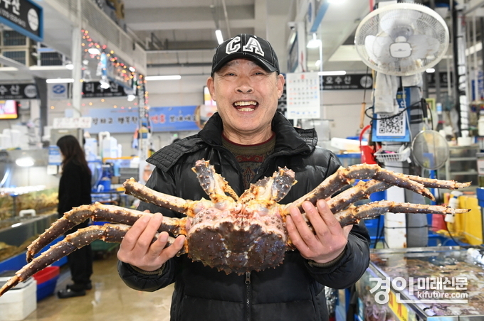 강창열씨가 활짝 웃으며 대게를 보여주고 있다. <사진=수원시>