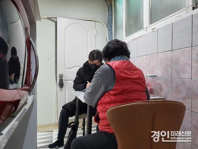 광명시 관계자가 주거 취약계층 방문 상담을 진행하고 있다. <사진=광명시>