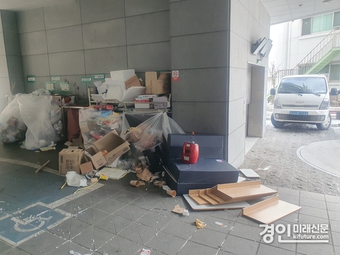 생활숙박시설에서 오피스텔로 용도변경된 건축물 한쪽에 가연성 폐기물 등이 쌓여 있다. <사진=민경호 기자> 