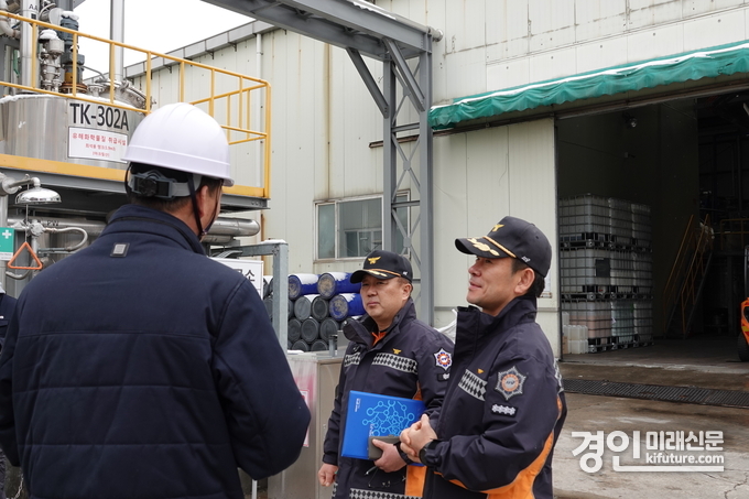 안성소방서 관계자가 현장 행정지도를 실시하고 있다. <사진=안성소방서>