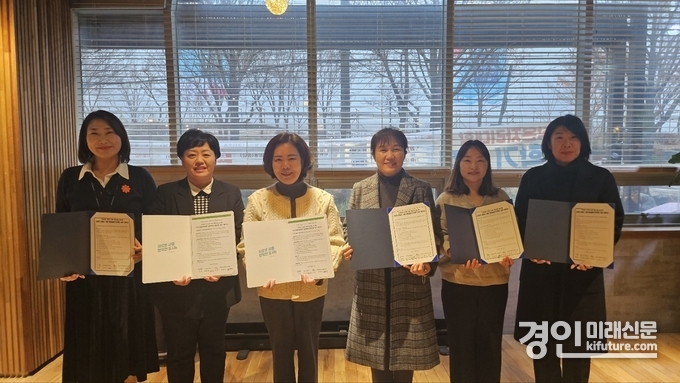 시흥도시공사가 지난 21일 관내 사회복지기관인 ‘작은자리종합사회복지관’과 환경실천 프로젝트 업무협약(MOU)을 체결하고 기념촬영을 하고 있다. <사진=시흥도시공사>