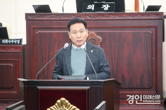 화성시의회 정흥범 의원이 제228회 화성시의회 임시회 제2차 본회의에서 시정질문을 하고 있다. <사진=화성시의회>