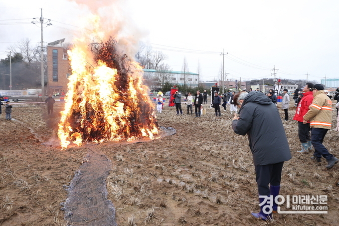고양특례시가 2024년 정월대보름 '달집태우기' 행사를 하고 있다. <사진=고양시>