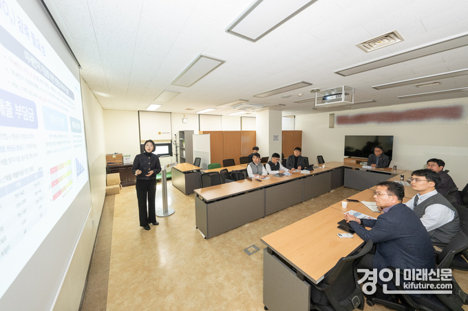인천시의회가 고효율 광대역 촉매 개발 관련 특별간담회를 개최하고 있다. <사진=인천시의회>