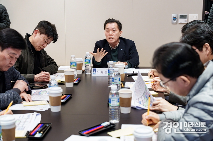이재준 수원시장(가운데)이 교통개선대책 회의를 하고 있다. <사진=수원시>
