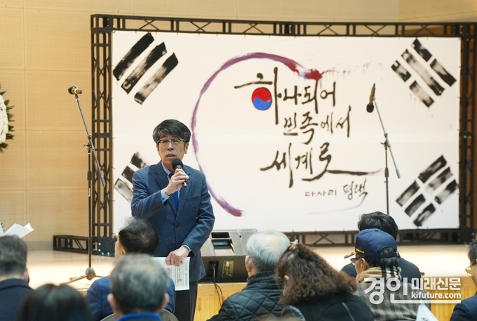 평택시의회 유승영 의장이 민세 안재홍 선생 59주기 추모문화제에서 인사말을 하고 있다. <사진=평택시의회>