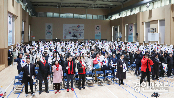 안산초등학교에서 열린 ‘제105주년 3·1절 기념식’에서 참석자들이 대한독립만세를 외치고 있다. <사진=안산시의회>