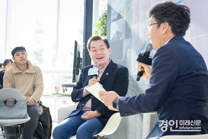 지난해 11월 열린 ‘1인 가구 정책 쇼케이스’에서 이재준 수원시장(가운데)이 1인 가구와 대화하고 있다. <사진=수원시>
