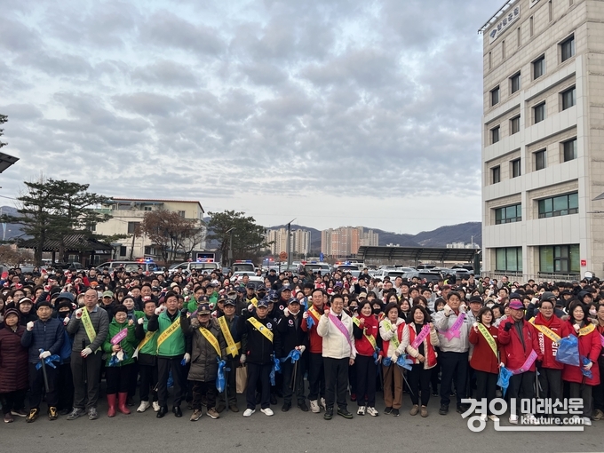 양평군이 ‘깨끗한 매력양평 만들기 발대식’을 개최하고 기념촬영을 하고 있다. <사진=양평군>