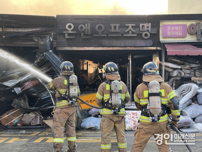 안성당국이 화재를 진압하고 있다. <사진=안성소방서>
