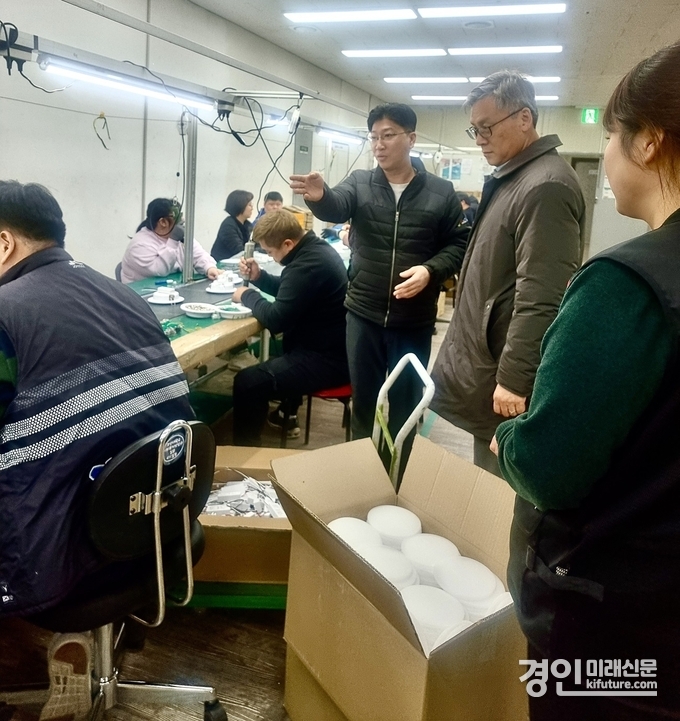 오산시 부시장이 보호작업장을 둘러보고 있다. <사진=오산시>