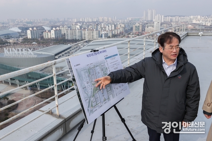 이동환 고양특례시장이 킨텍스 제3전시장을 둘러보고 있다. <사진=고양시>